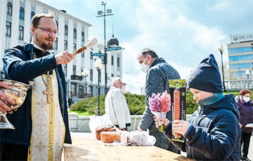 Как у минских православных храмов освящают пасхальную еду: фоторепортаж