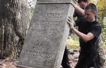 Активисты в Мире откопали памятник повстанцам 1863 года