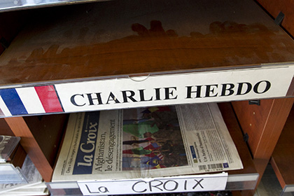 Charlie Hebdo изобразил раненого парижанина танцующим и пьющим шампанское