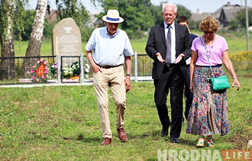 Семья из Англии ездить по Беларуси и ставить мемориалы жертвам Холокоста