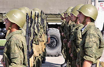 Московитским военным, проходящим подготовку в Беларуси, выдали металлические шлемы образца Второй мировой