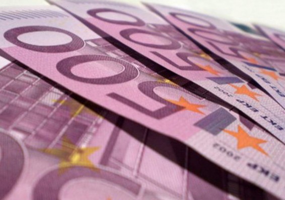 Евро сдал 360 рублей на пятничных торгах