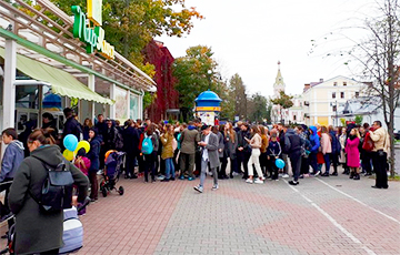 Фотофакт: Сотни жителей Гродно выстроились в очередь за бесплатной шаурмой