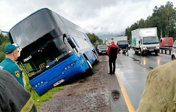 Автобус из Беларуси съехал в кювет в Калужской области РФ