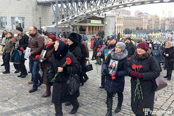 Семьи героев Небесной Сотни провели флешмоб в центре Киева