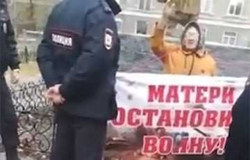 В московитском Омске пятеро полицейских задерживали бабушку за плакат «Матери, остановите войну»