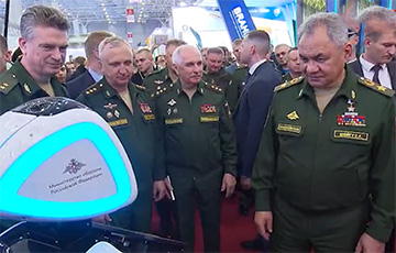 Шойгу опозорился, общаясь с «роботом Алешей» на форуме «Армия-2023»