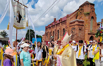 Беларусские католики отправились в паломничество к закрытому костелу в Рогачеве