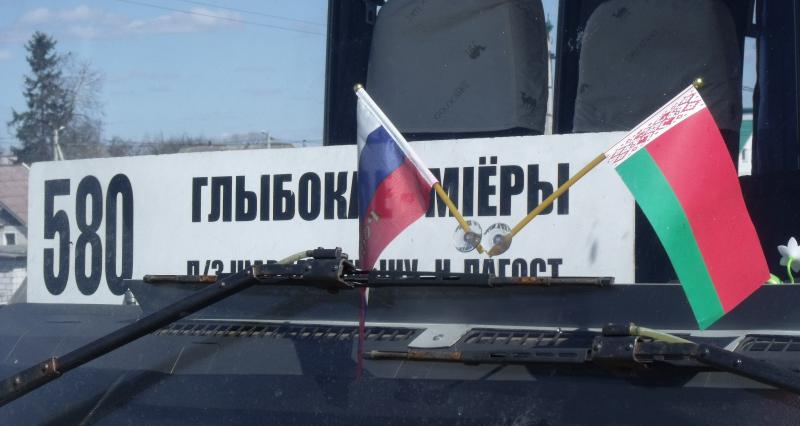 После замечания журналиста с автобуса в Глубоком сняли российский флаг
