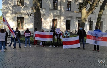 Белорусы Одессы вышли на акцию солидарности с красноречивыми плакатами