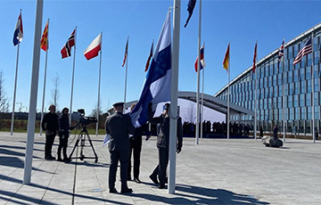 Флаг Финляндии подняли возле штаб-квартиры НАТО
