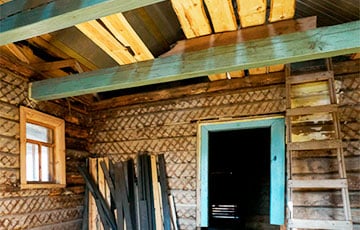 Беларуска ремонтировала крышу и нашла 100-летнюю «капсулу времени»