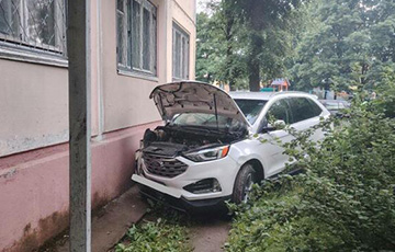 Авто влетело в пятиэтажку в Могилеве