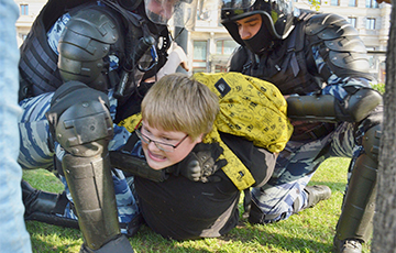 Фотофакт: Московская полиция против 14-летнего ребенка