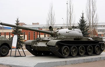 Московия бросила в бой советские танки Т-62 образца 1962 года с решетками-«мангалами»