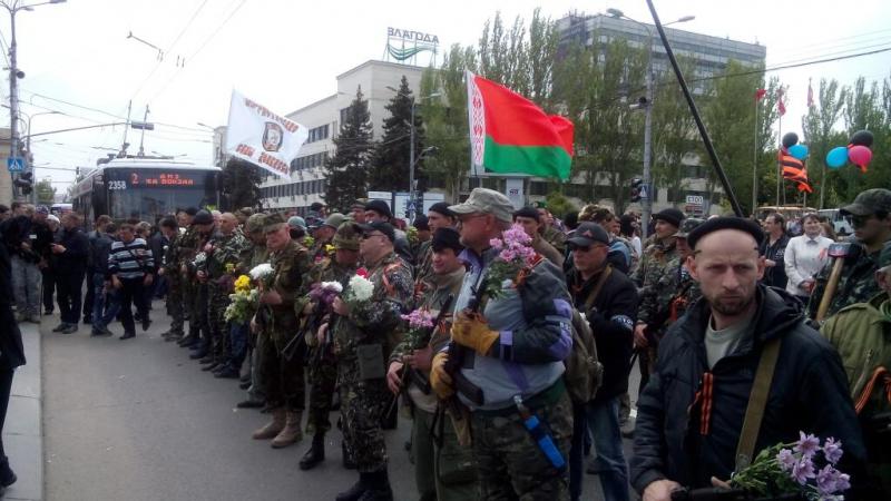 Вооруженные боевики пришли в центр Донецка под лукашенковским флагом