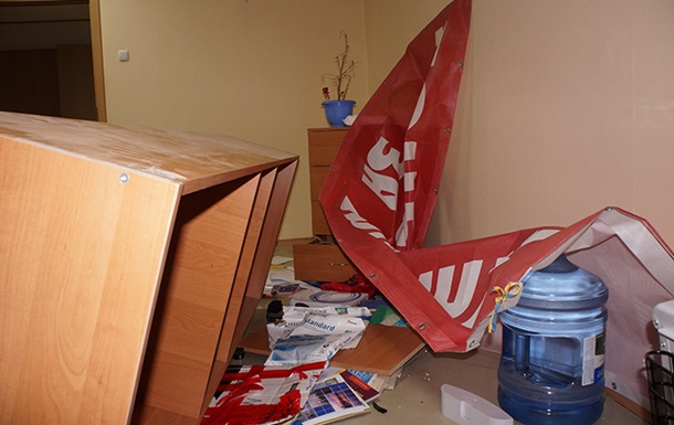 Вооруженные бандиты разгромили офис партии УДАР в Донецке