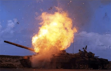 Видеофакт: Охваченный огнем вражеский танкист сбегает с поля боя