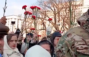 Жены мобилизованных вышли на митинги в Москве и Екатеринбурге