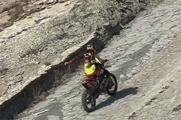 Беларусский мотогонщик сорвался со скалы на Черном море и чудом выжил