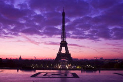 Эйфелеву башню погасили в память о Charlie Hebdo
