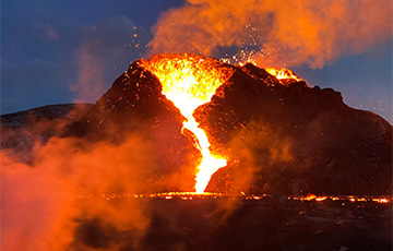 На Гавайях извергается самый большой действующий вулкан в мире