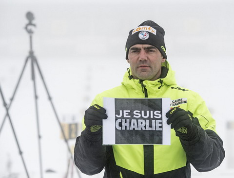 Плакат «Je Suis Charlie» поставил комментатора «Беларусь 5» в тупик