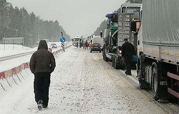 Из-за мощного снегопада и аварий затруднено движение на гродненской трассе