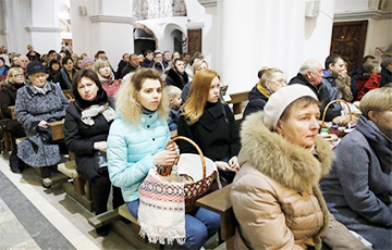 Католики Беларуси отметили Великую субботу и готовятся к Пасхе