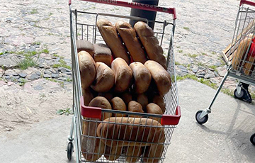 «Я бы такое есть не стал»: обычная выгрузка хлеба повергла беларуса в шок
