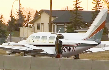 Видеофакт: В Канаде самолет со сломанным двигателем приземлился на загруженное шоссе