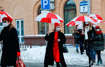 Минчанки c бело-красно-белыми зонтиками прогулялись по Осмоловке