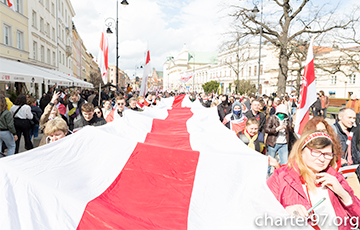 Тысячи беларусов прошли маршем по улицам Варшавы