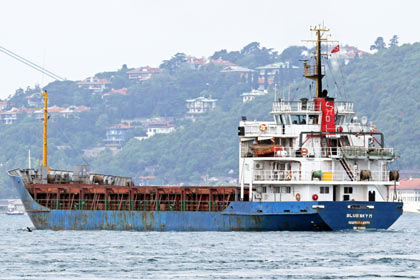 Молдавское судно подало сигнал SOS из-за вооруженных людей на борту