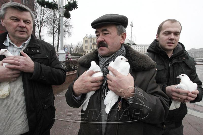 В честь политзаключенных в небо Минска выпустили 11 белых голубей