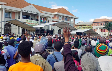 На Мадагаскаре тысячи протестантов требуют отставки президента