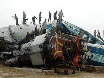 В Индии пассажирский поезд врезался в товарный состав