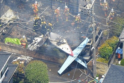 На жилую окраину Токио упал легкомоторный самолет