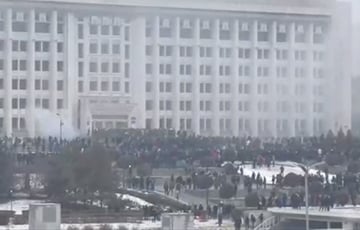 Под напором протестующих силовики бежали с площади возле акимата Алматы