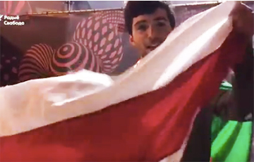 Британец приехал  на «Евровидение» поддержать NaviBand под бело-красно-белым флагом