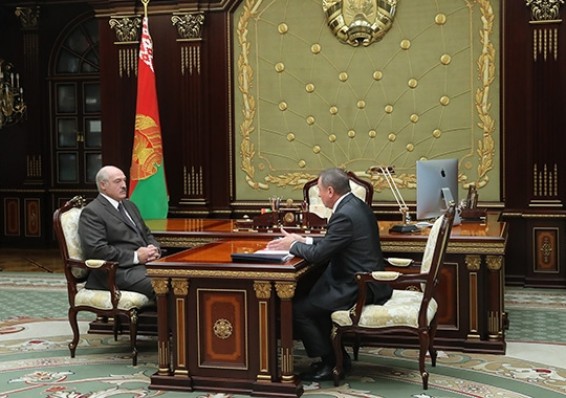 Президент провел рабочую встречу с министром иностранных дел