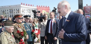 Лукашенко пообещал ветеранам выплаты ко Дню Победы