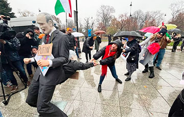 «Орбан, чем пахнет московитский газ»: в Варшаве возле венгерского посольства прошла яркая акция
