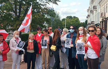Белоруски вышли на Марш с портретами девушек, задержанных неделю назад