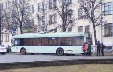 В Минске пассажиры толкали троллейбус