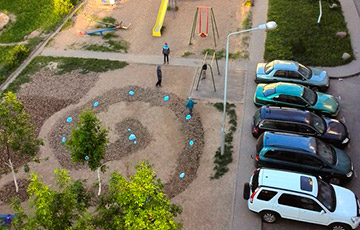 Минчанин «высадил» на детской площадке камни и организовал себе парковку