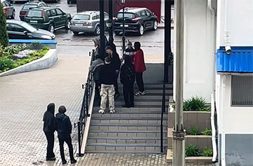 В Новополоцке дети самоорганизовались, что помочь упавшему мужчине подняться