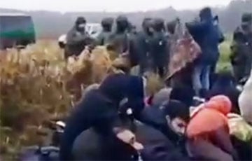 На границе с Литвой белорусские силовики перекрыли мигрантам дорогу в обратную сторону