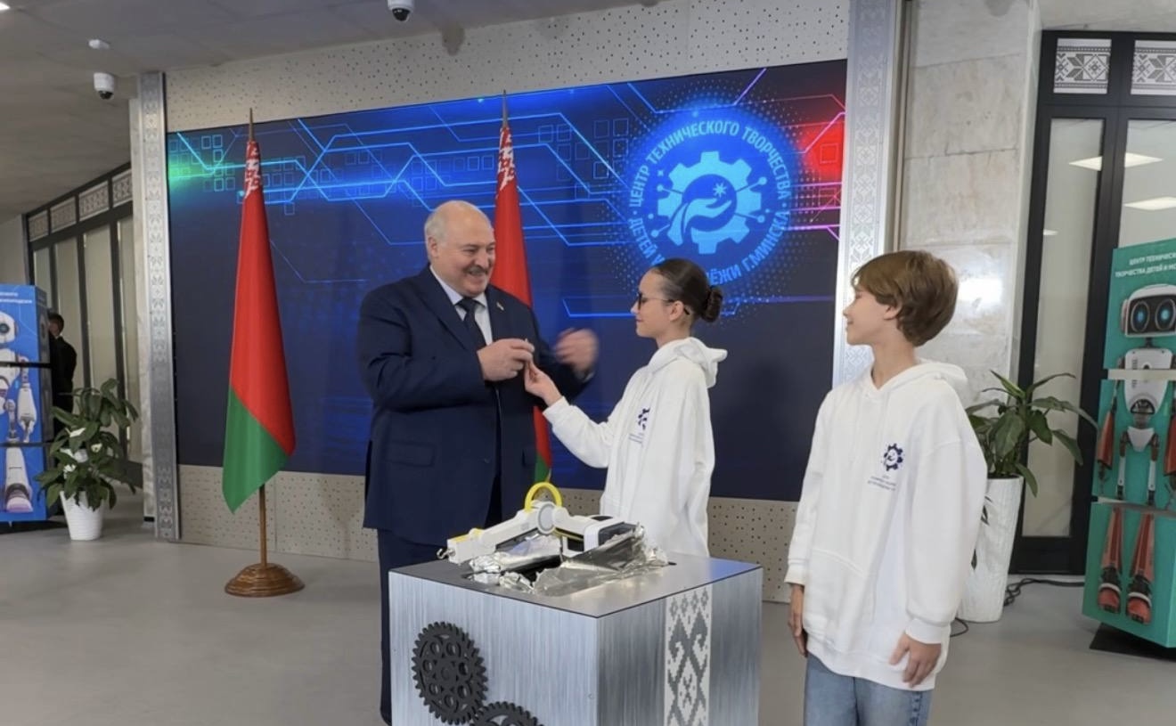 Лукашенко поручил не дать уехать из Беларуси талантливой молодежи