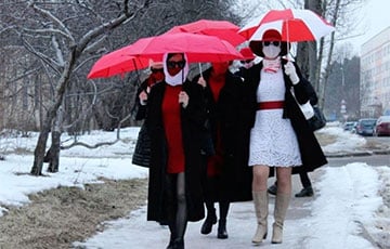 Девушки с бело-красно-белыми зонтами вышли на марш в Минске